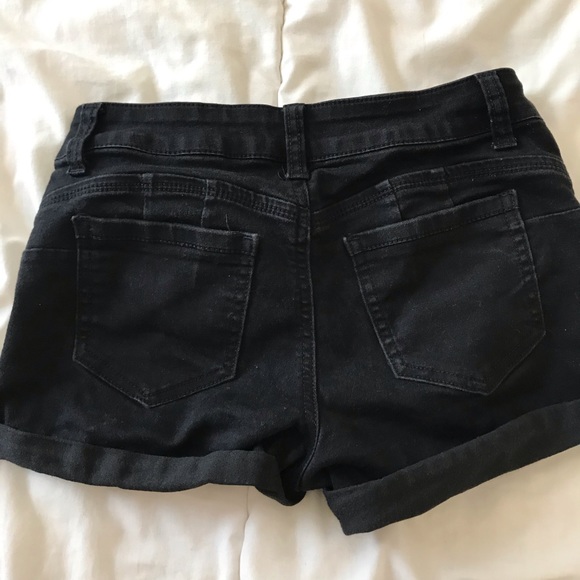 Black shorts - Picture 2 of 2